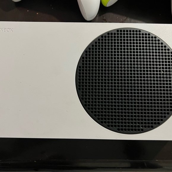 Xbox with a wireless controller and the controller so two controllers - Picture 2 of 3